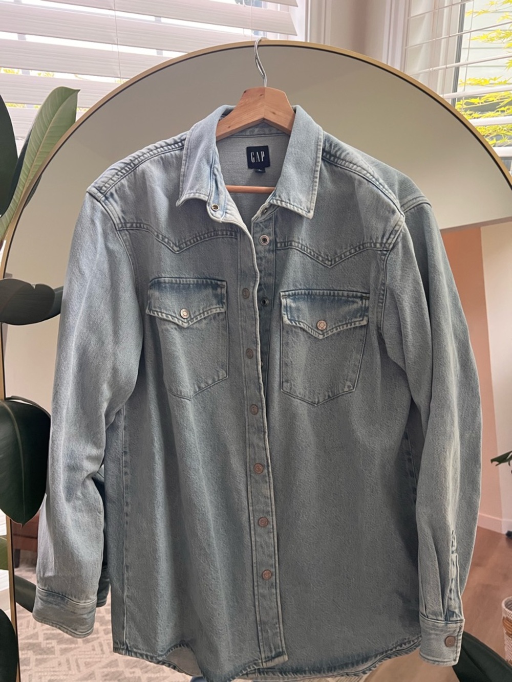EUC GAP UltaSoft Western Shirt Jacket - Light Wash Denim Jacket - Small Tall